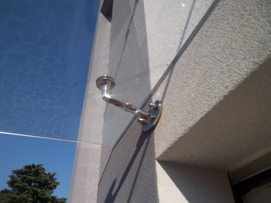 vetro laminato sostenuto da mensole