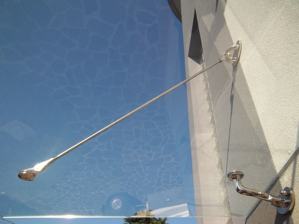 tettoia in vetro a tiranti e sotto mensola di appoggio