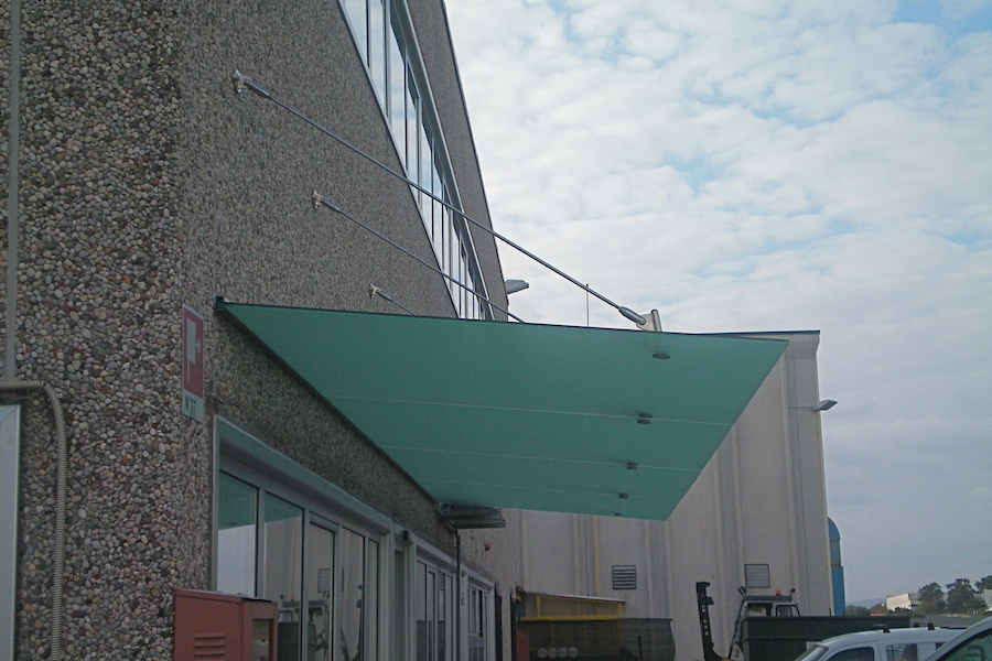 superficie in vetro per pensilina su capannone