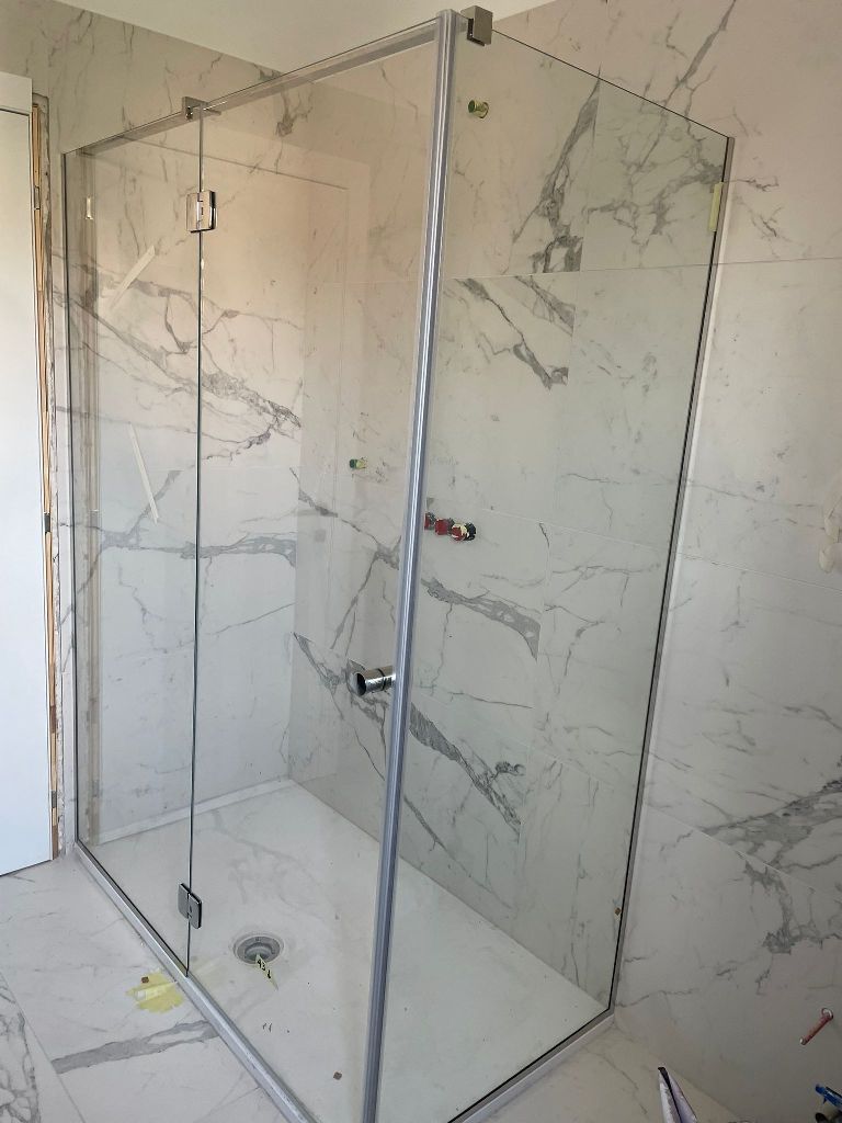 box doccia in tre pezzi di vetro: due fissi e porta con cerniere su vetro