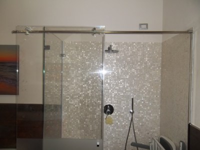 porta scorrevole iin vetro a sbalzo, scorrevole e asimmetrica