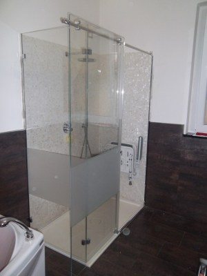 box doccia in vetro con porta a sbalzo