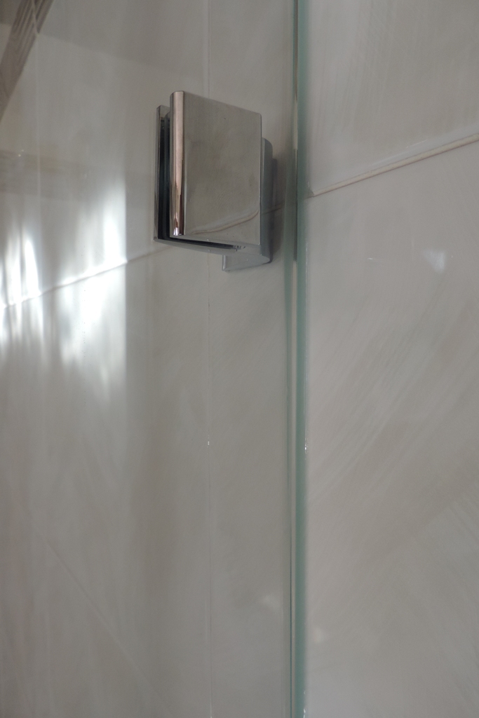 morsetto per box doccia in vetro posa a filo muro