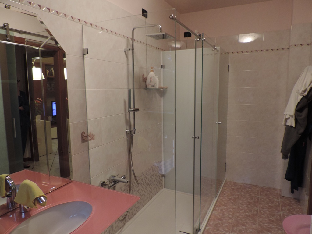 cabina doccia in vetro scorrevole e ripostiglio in vetro per lavatrice