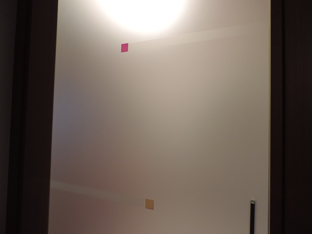 porta scorrevole con vetro decorato