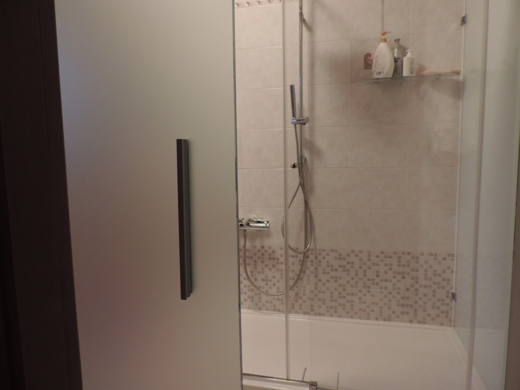 porta scorrevole in vetro a sostituzione della battente in legno