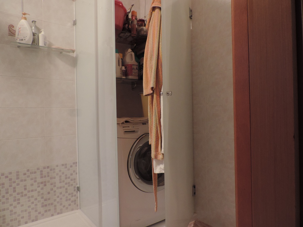 rispostiglio in vetro bianco per lavatrice