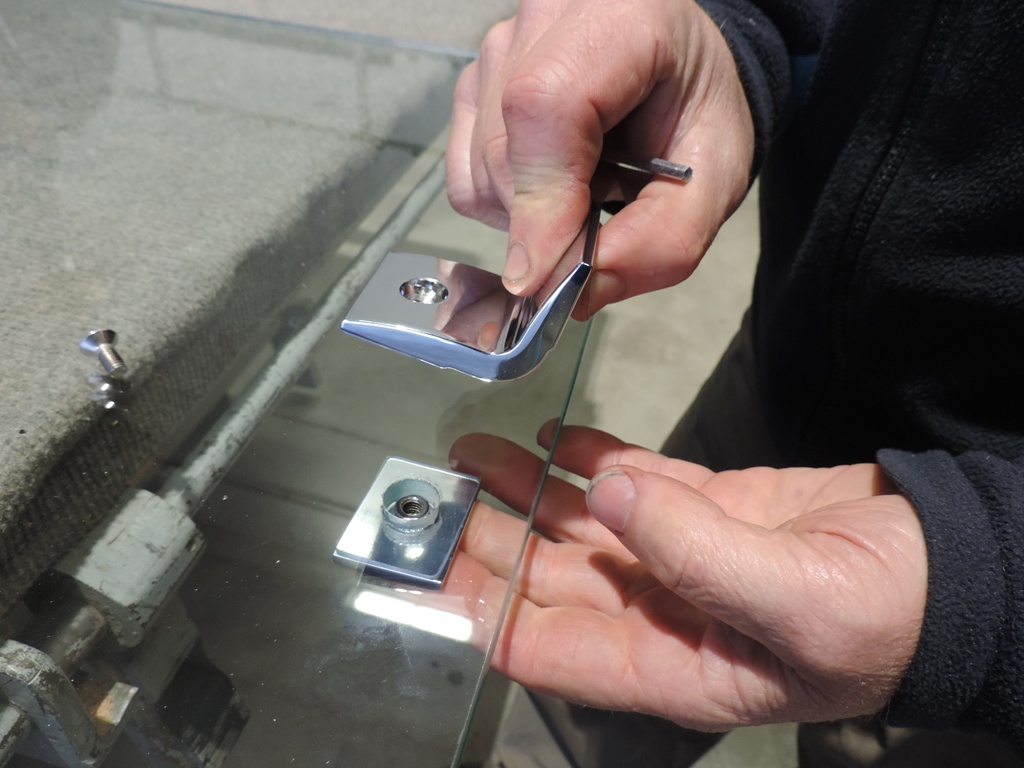 montaggio ferramenta cabiina doccia in vetro