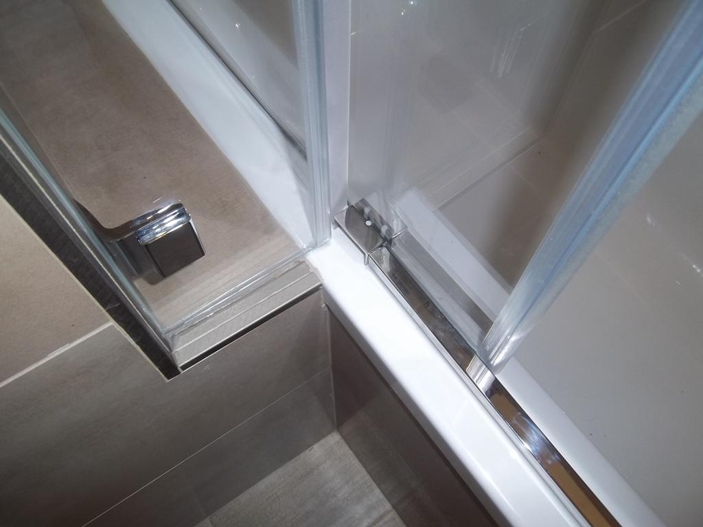 particolare del sopravasca e del fisso contro muro