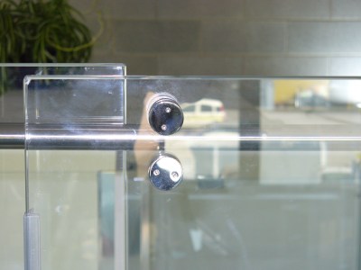 particolare della ferramenta a scorrere del box doccia