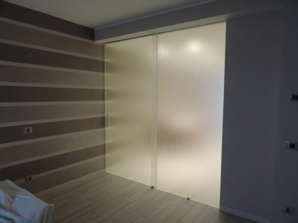 parete divisoria apribile in cristallo satinato