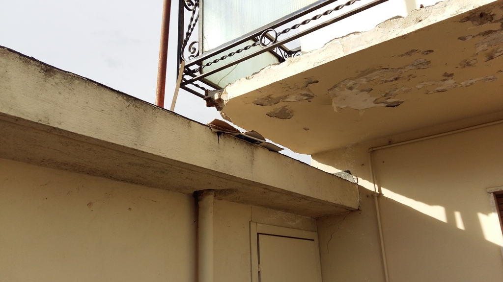 sostituzione della ringhiera in ferro con un telaio alluminio con vetro