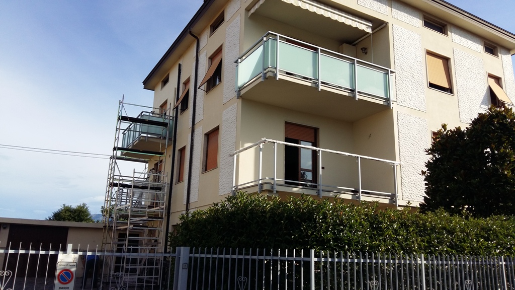 rifare le ringhiere di ferro dei balconi con vetro e alluminio