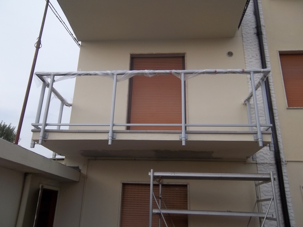 sostituire ringhiera in ferro con vetro e alluminio