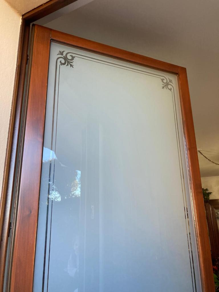 vetro completamente smerigliato salvo la smerigliatura perimetrale