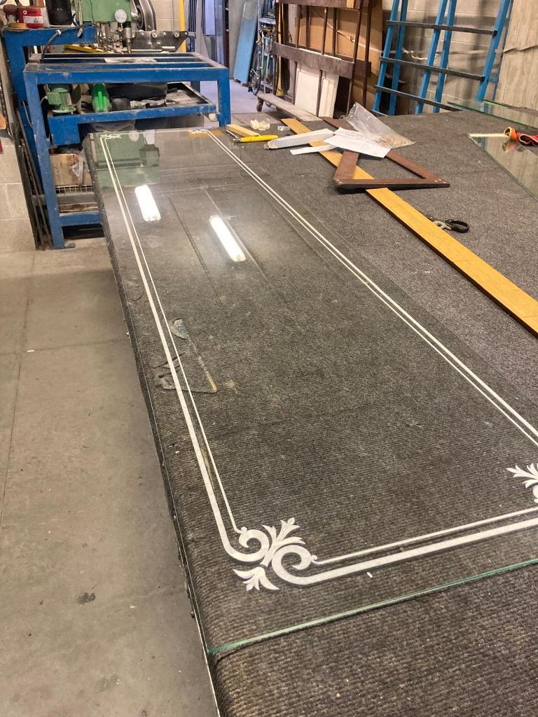 lavoro di preparazione del vetro per la smerigliatura