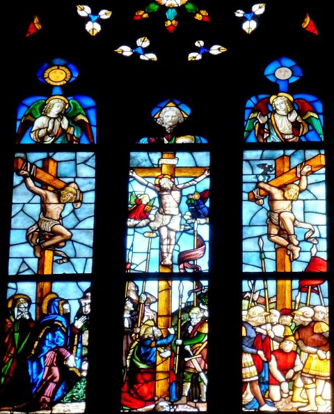 vetrata artistica di una chiesa con soggetto religoso