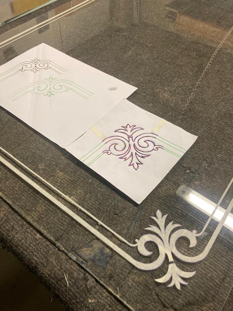 lavoro di decorazione con smerigliatura del vetro