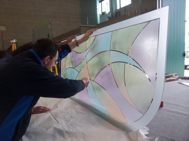 vetrata dipinta con smerigliatura e colori per divisoria