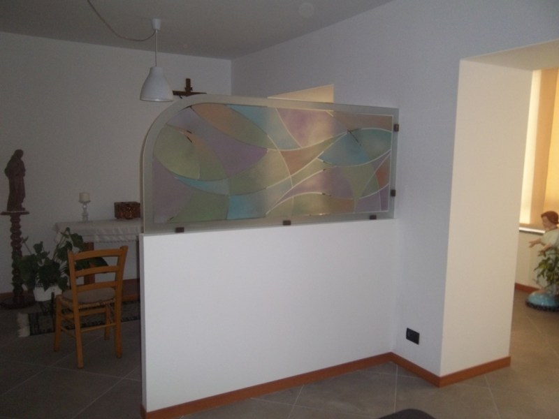 vetro smerigliato e dipinto come divisoria