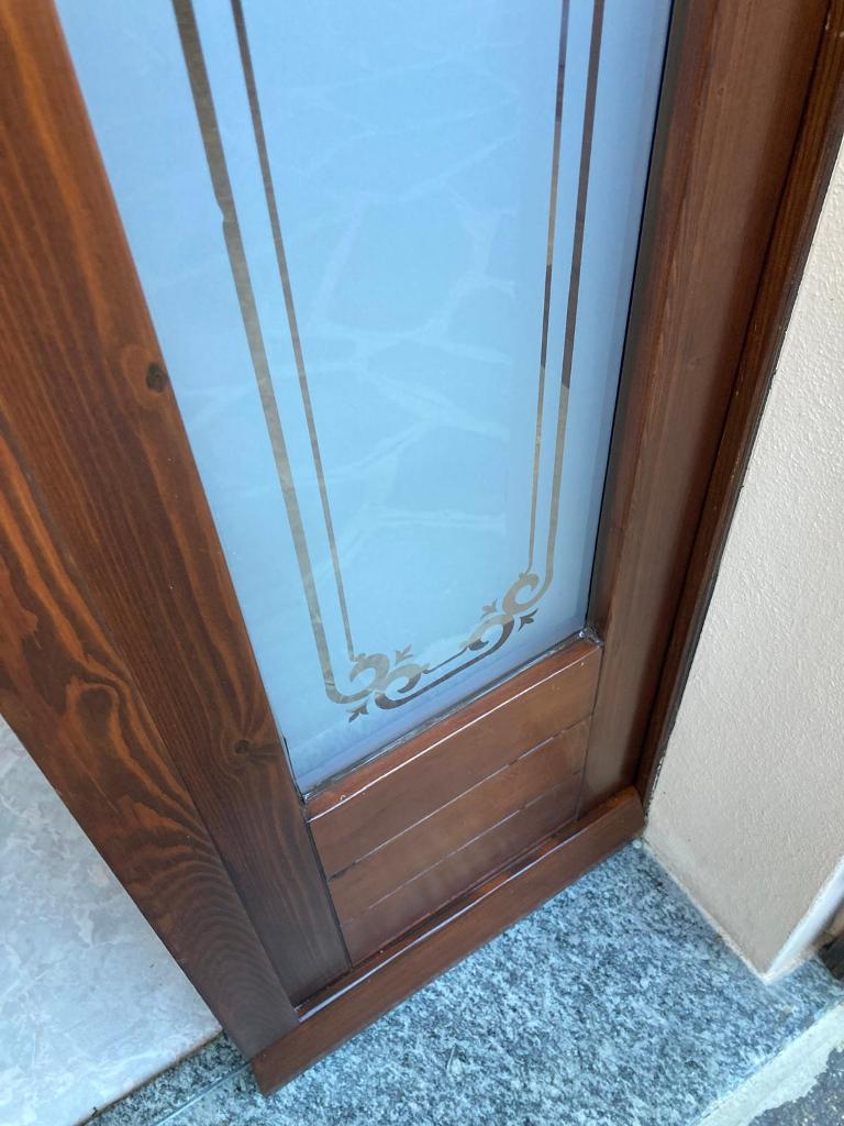 particlare della decorazione agli angoli del vetro