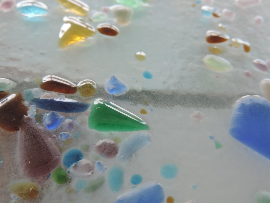 vetro con pezzi colorati fusi sulla superficie