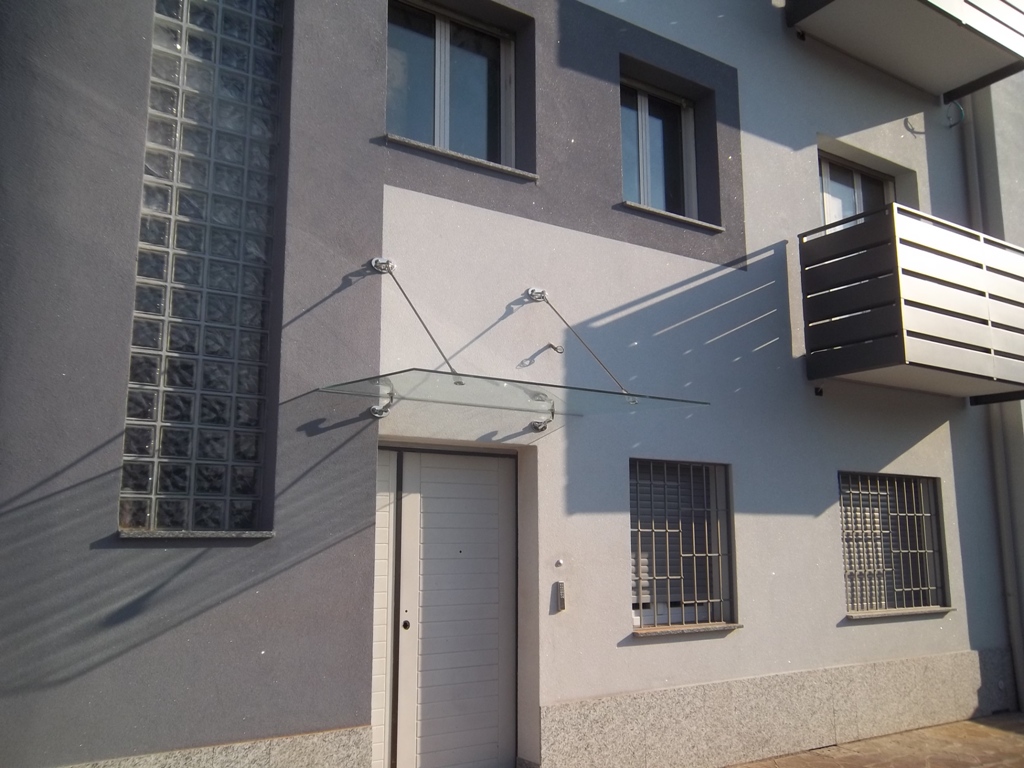 contesto in cui è stata inserita la tettoia in vetro con tiranti