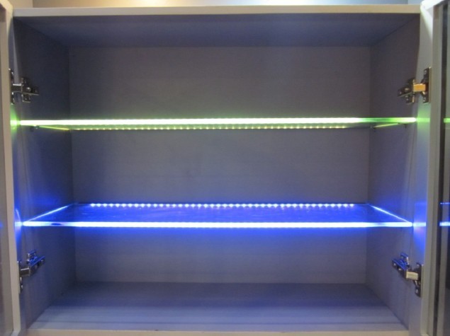 mensole in vetro in un pensile con le luci al led