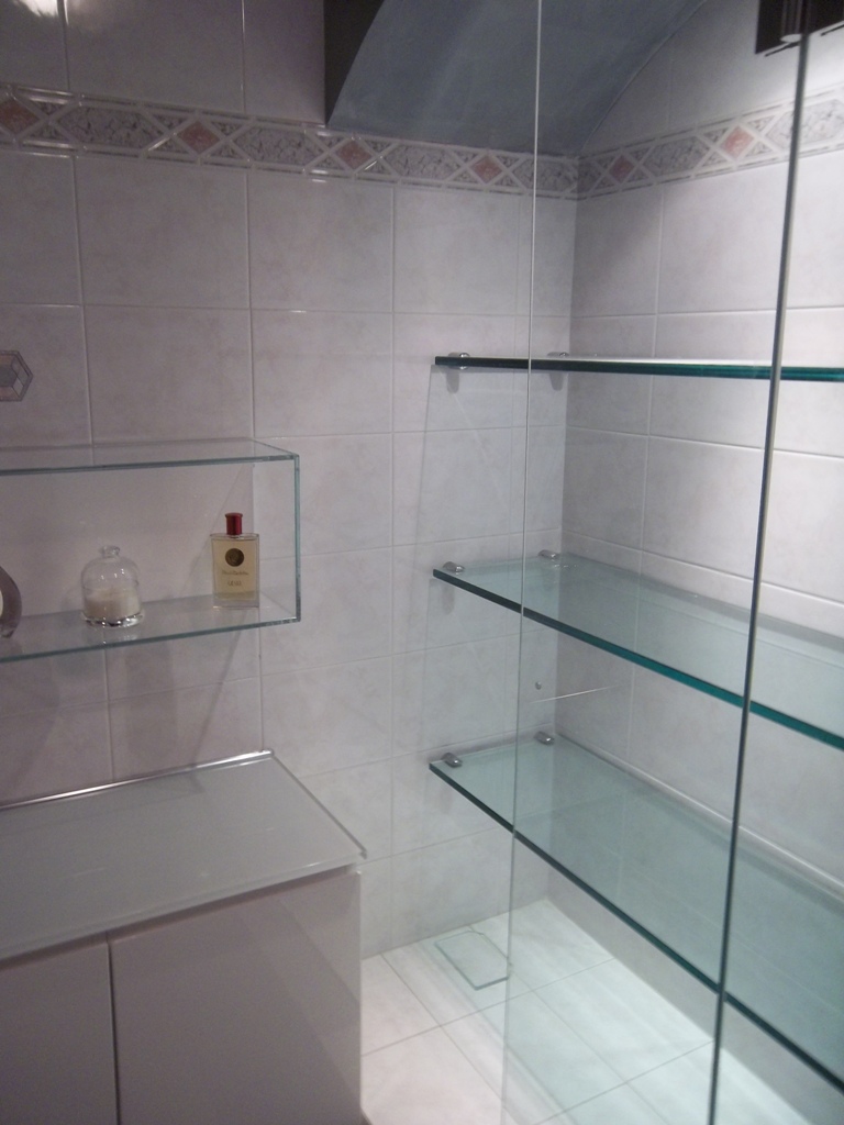 mensole in vetro fissate a muro in vetrinetta