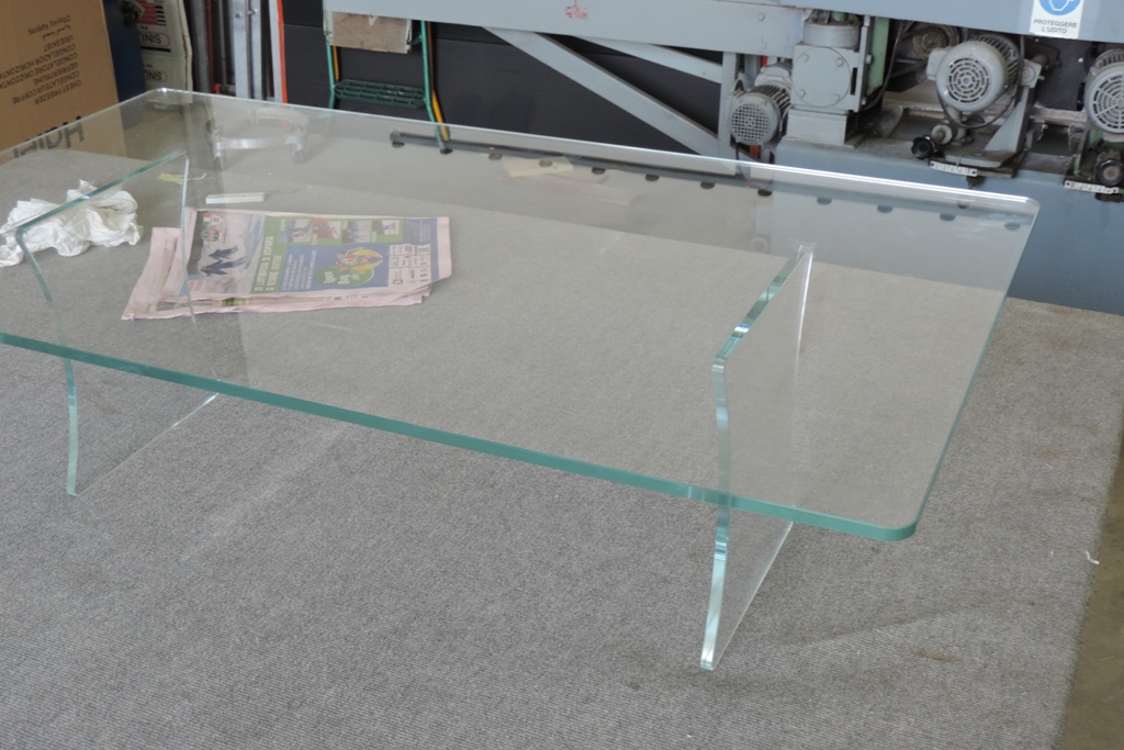 saldatura di un tavolino in vetro con i raggi Uv