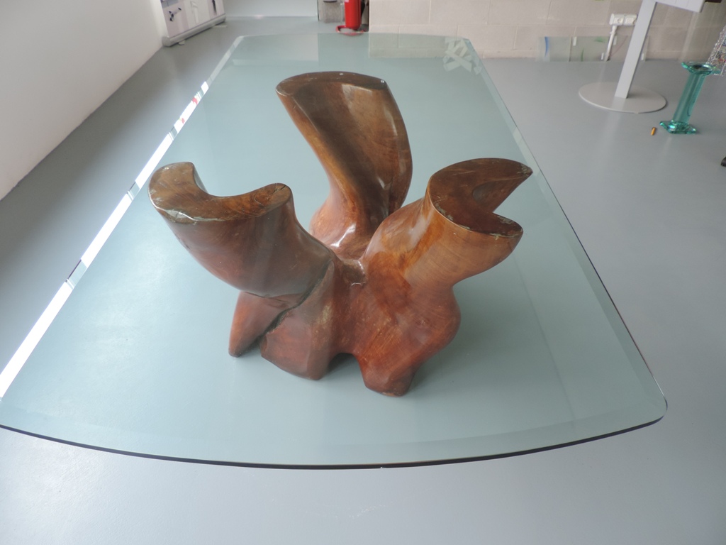 tavolo in vetro bisellato e molato su un tronco