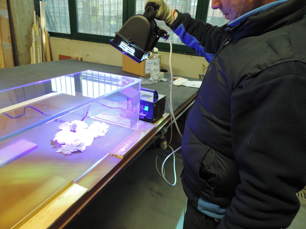 la vetrinetta per la pizzeria nel momento della saldatura