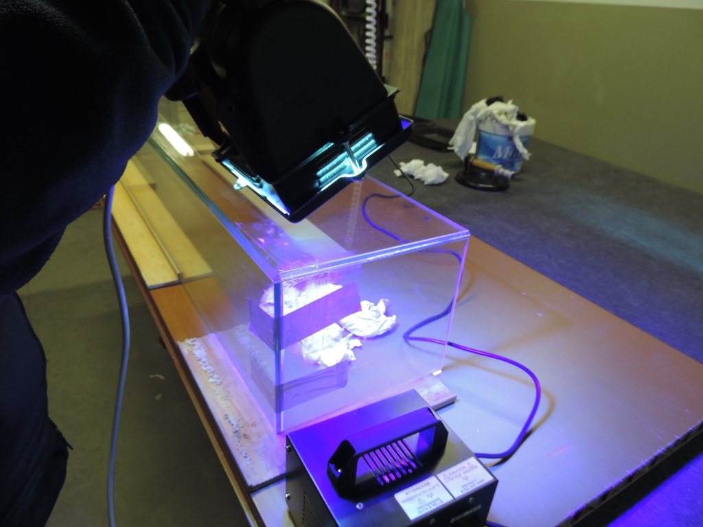 saldatrice ai raggi Uv per attaccare due vetri