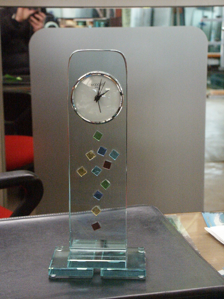 orologio su base in vetro