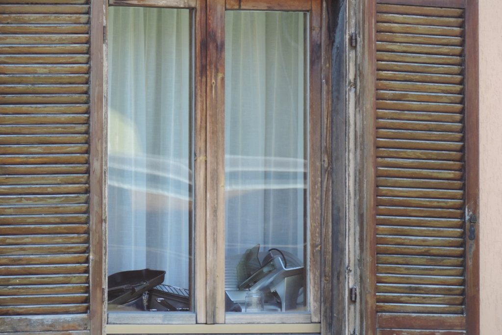 senza pensilina in vetro il degrado del serramento in legno è assicurato