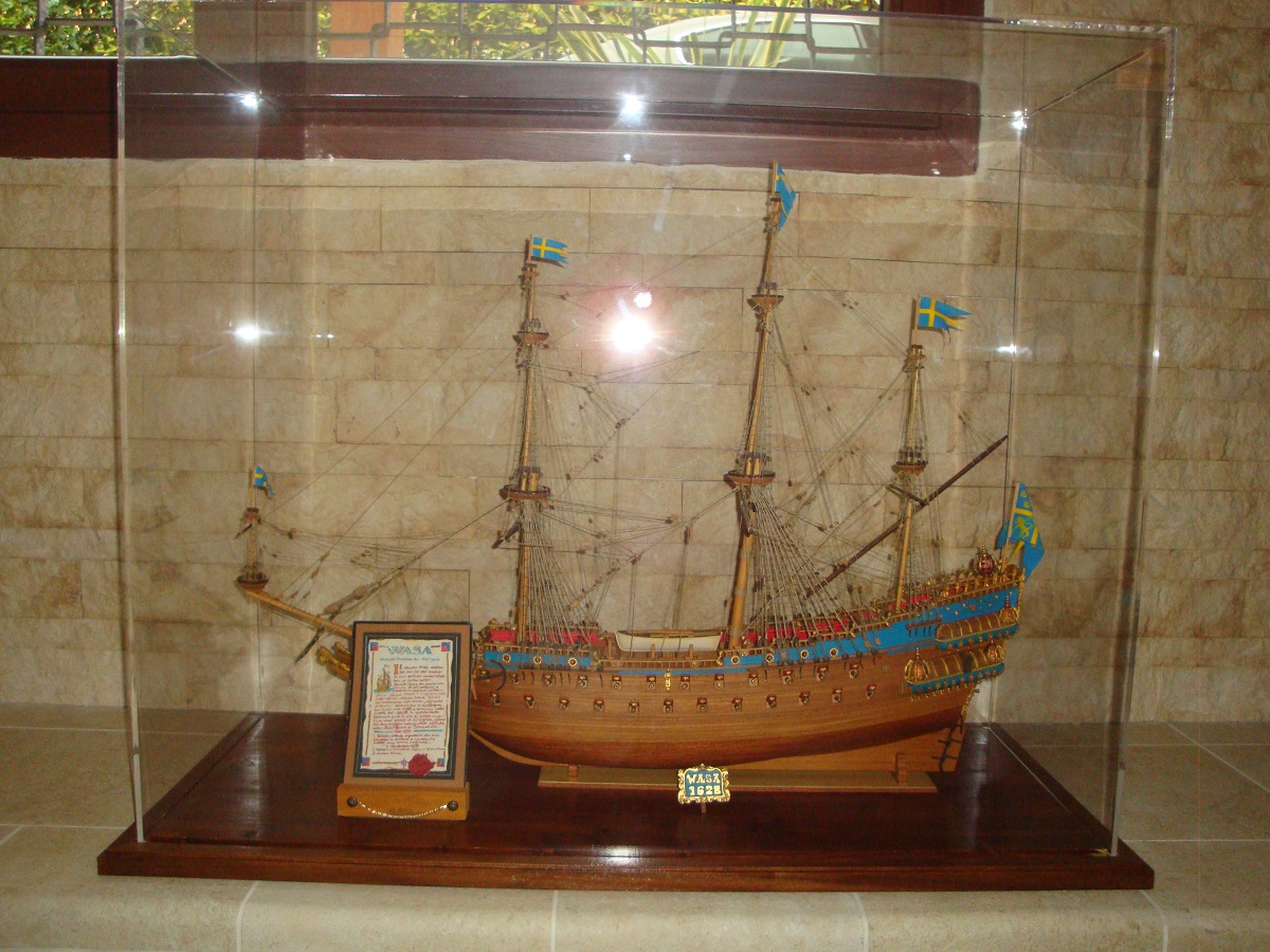 nave a vela in una teca in vetro