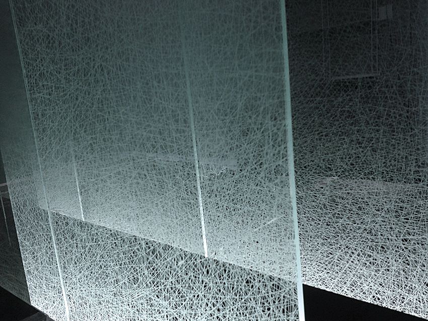 modello con disegni a filamenti incrociati del vetro satinato