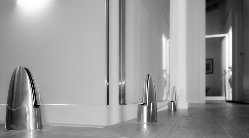 barriera in vetro fissata con il sistema a conchiglia