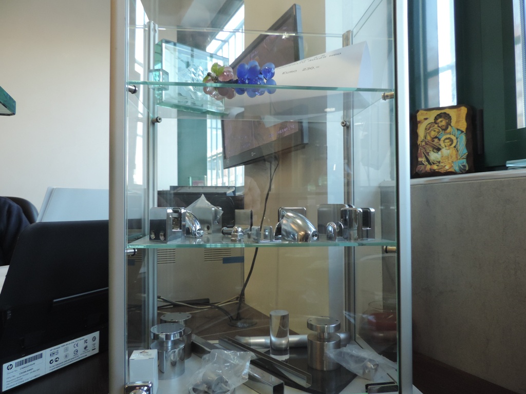 bacheca esposiva in negozio