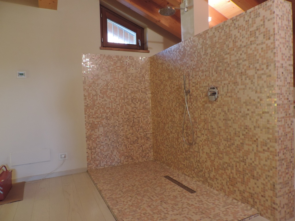 situazione di partenza per l'esecuzione del box doccia in vetro senza porta e con solo vetro fisso