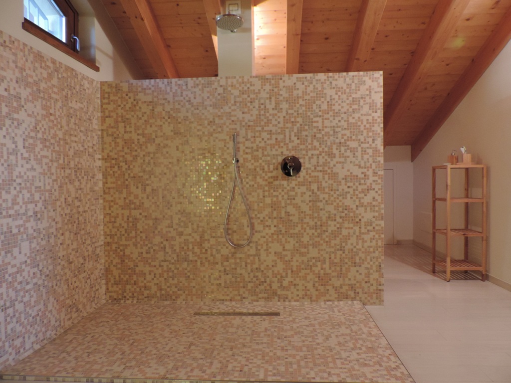 grandezza over size del box doccia da completare con i vetri