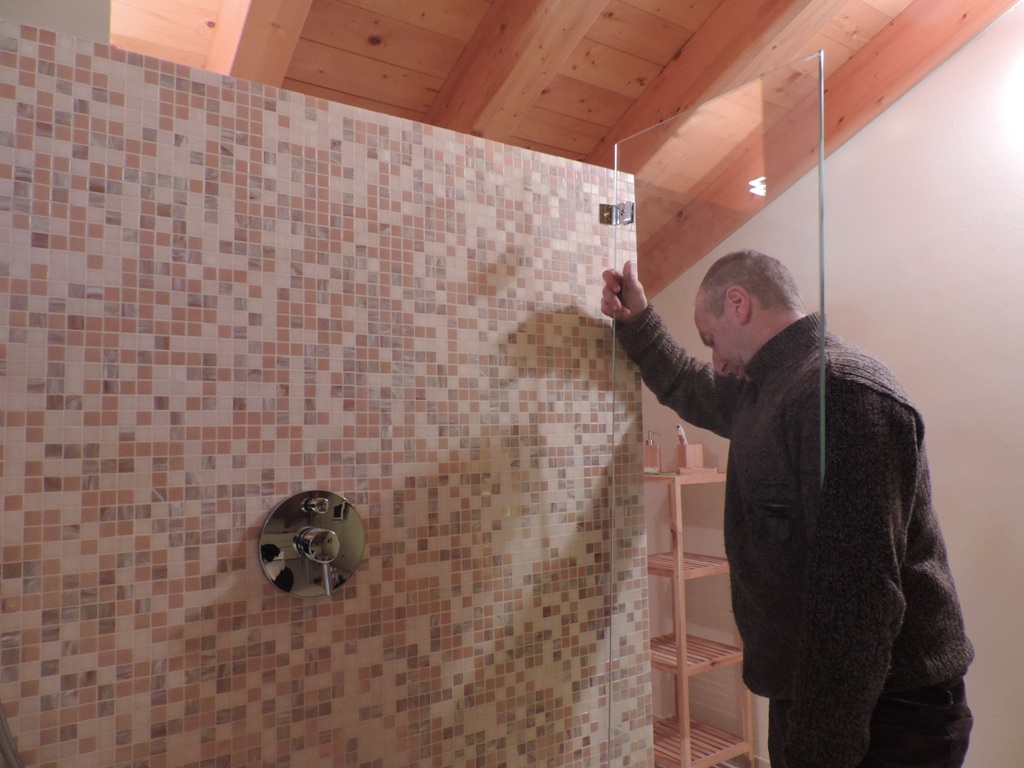 inizio del lavoro con il fissaggio del vetro paraspruzzi