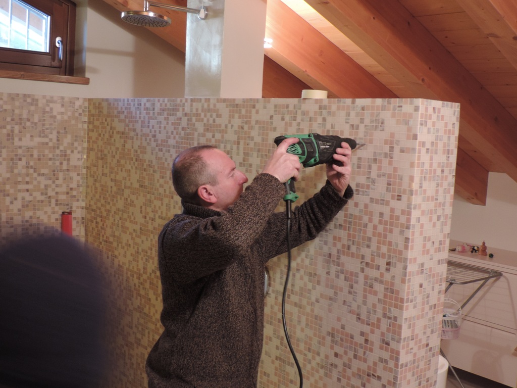 primi fori per fissare i morsetti di sostegno del fissetto in vetro.