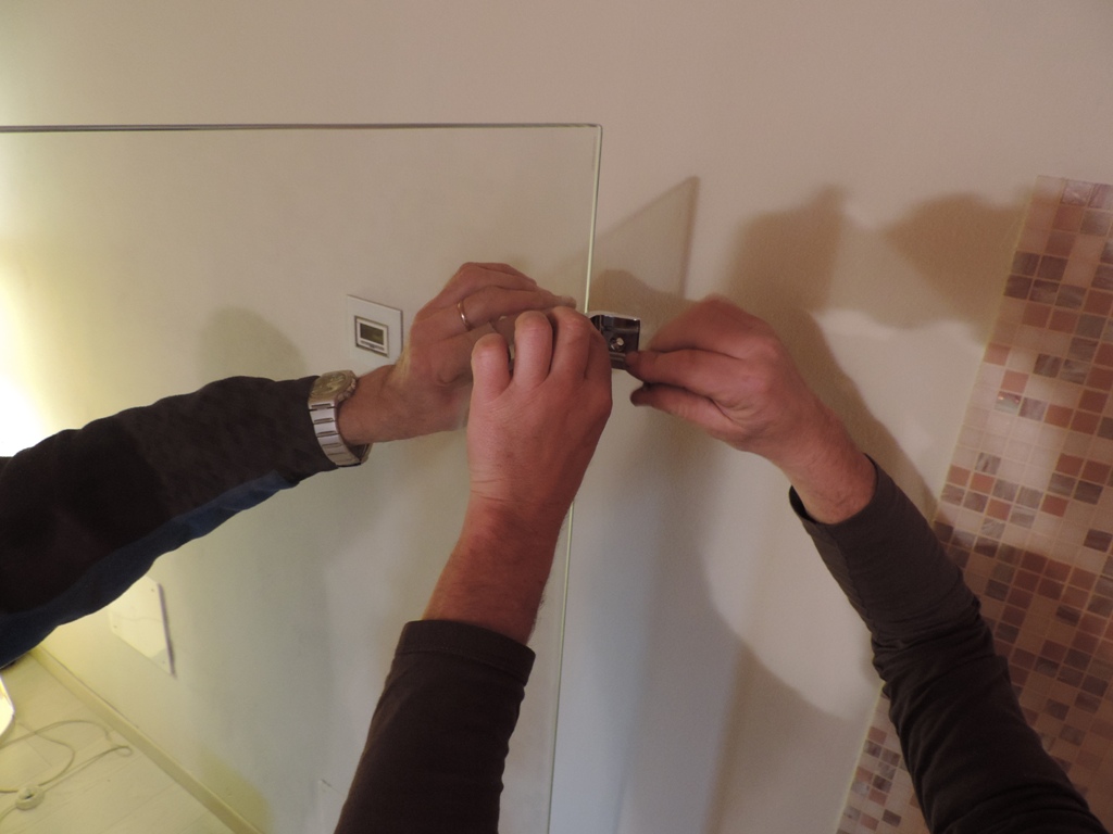 iniziale fissaggio del morsetto al vetro