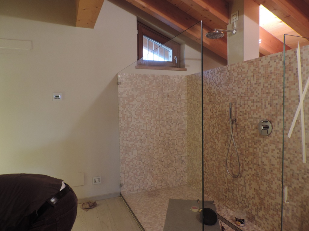 vetro lungo con due punti di fissaggio