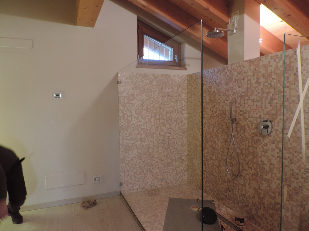 posa provvisoria del vetro grande non fissato in modo definitivo