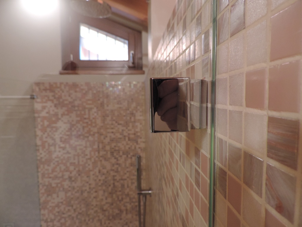 morsetto di fisaggio del vetro della doccia, particolare