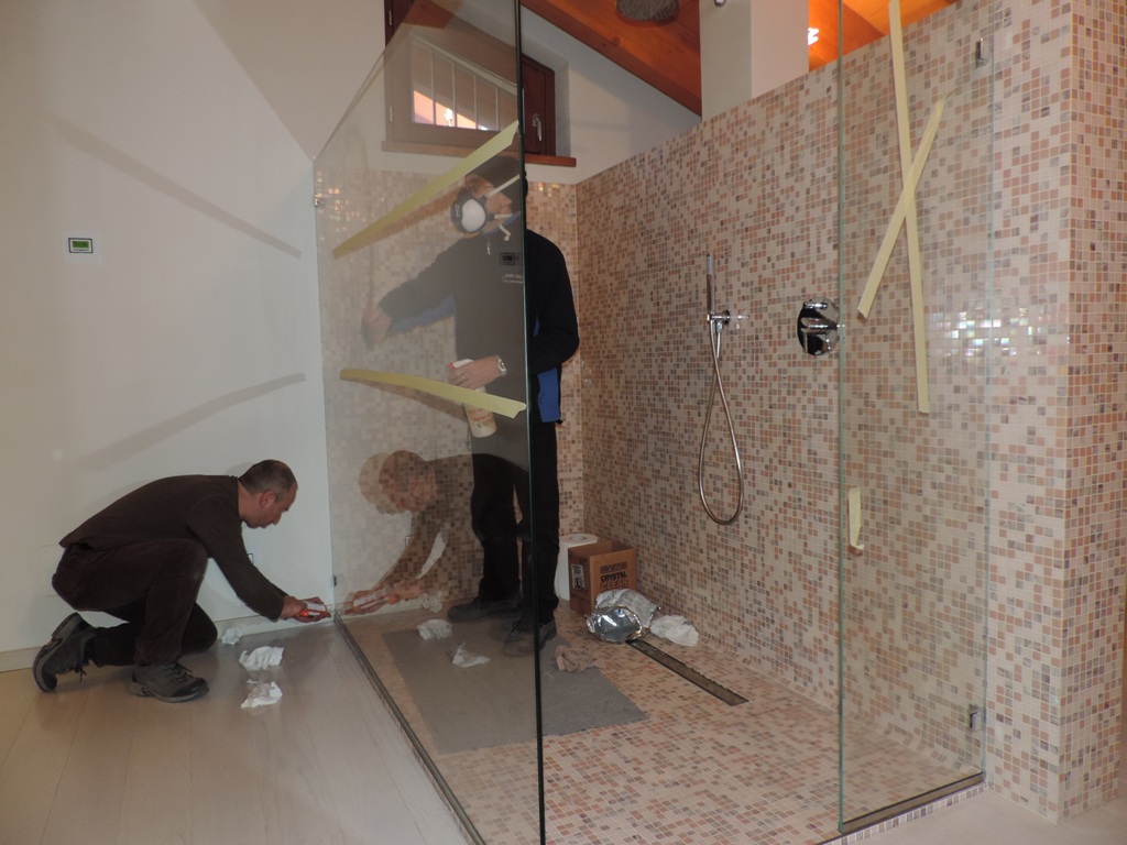 box doccia in vetro senza porta chiamato walk in