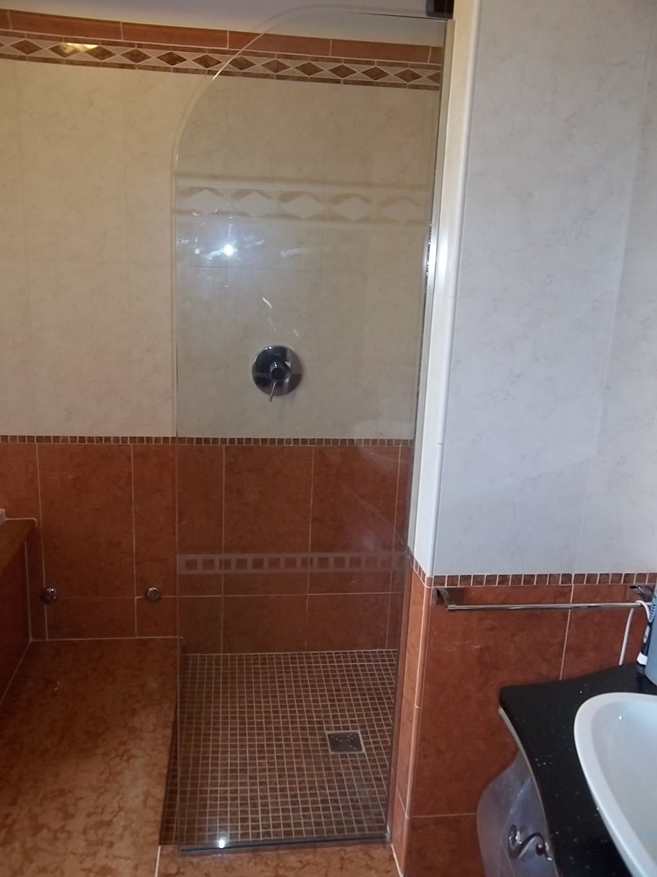 vetro fisso che prolunga la parete del box doccia