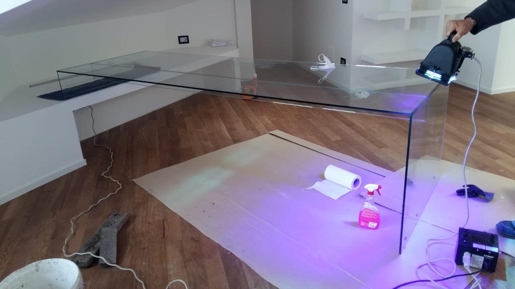 incollaggio vetro raggi UV